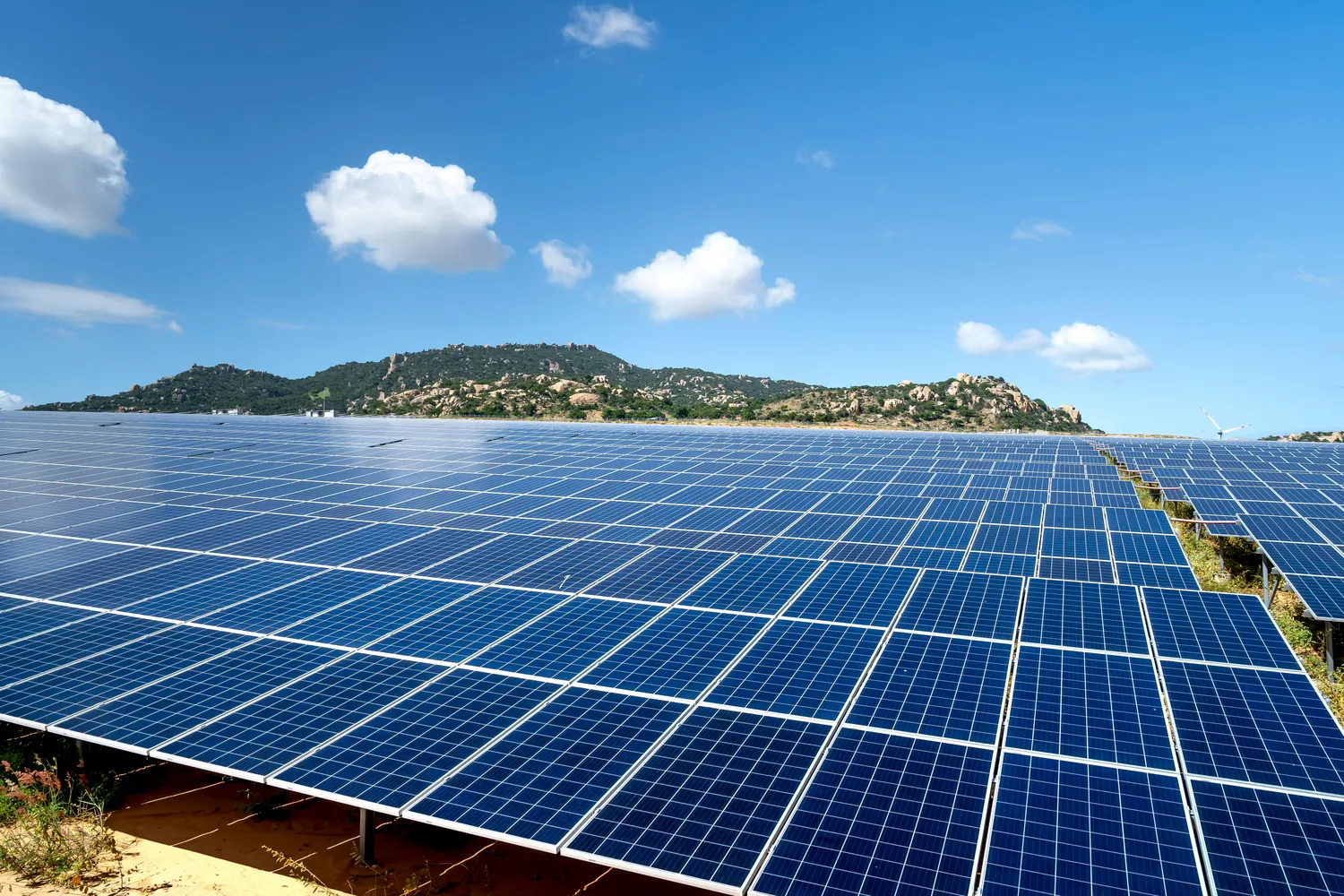 FK Systems GmbH - Technologie solaire - Ouvriers installant un système de panneaux solaires sur le toit d'une maison.