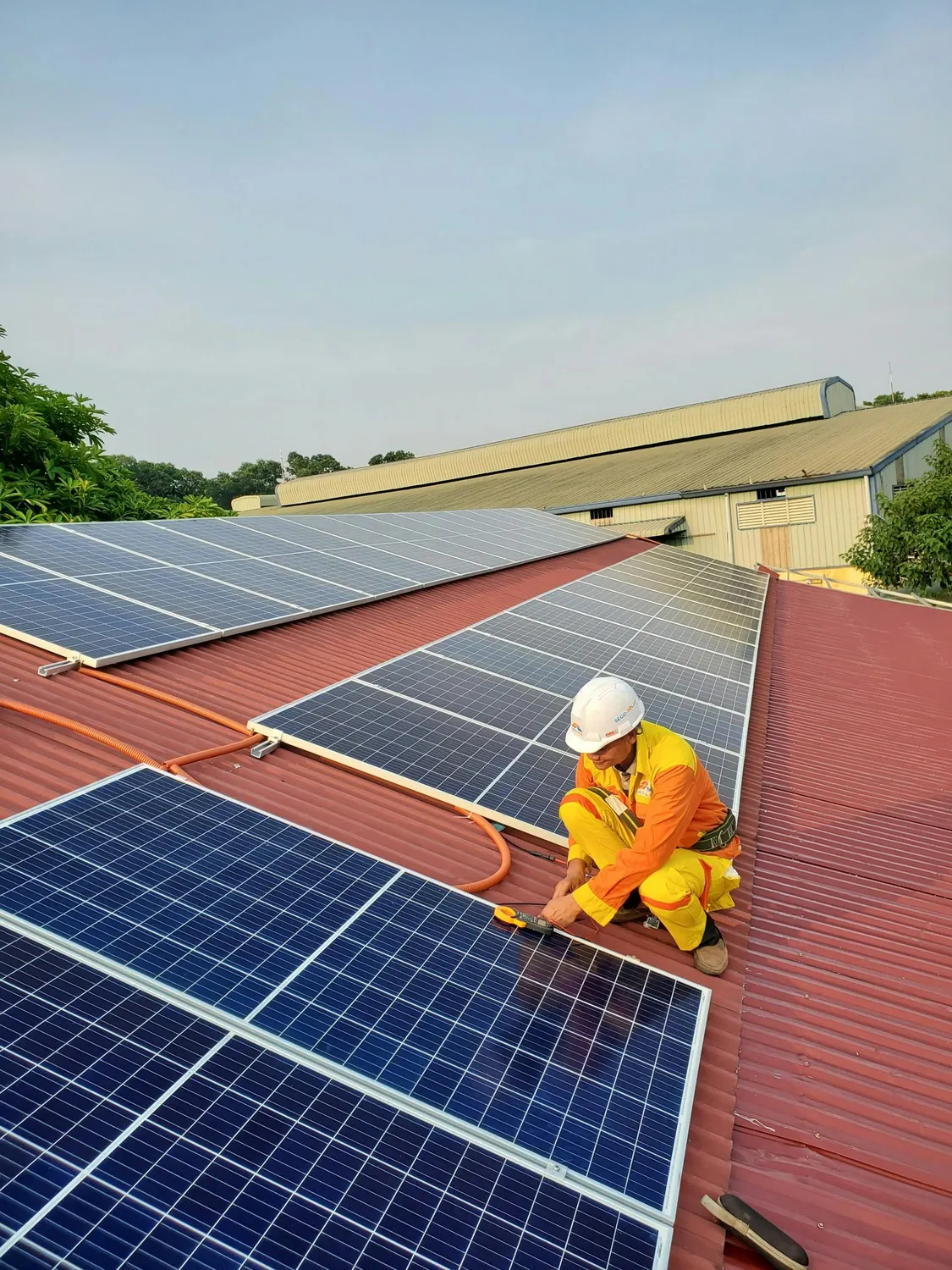 FK Systems GmbH - Technologie solaire - Un artisan installe le système de montage des panneaux solaires sur un toit.